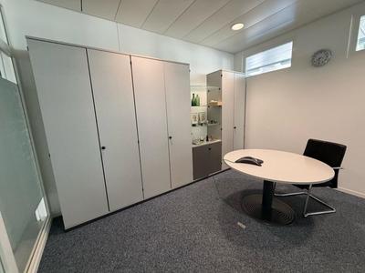 Overview picture of Various office inventory